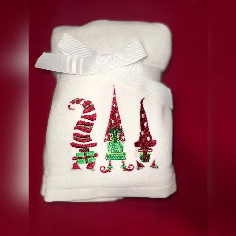 NWT SET OF 2 CHRISTMAS HAND TOWELS WITH EMBROIDERED CARACTER HOLLYDAY.